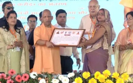 बहराइच में पुनर्वास धनराशि एवं भूमि पट्टों का वितरण किया मुख्यमंत्री योगी आदित्यनाथ ने