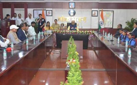 राज्यपाल  डेका से धमतरी के सुदूर वनांचल क्षेत्र के प्रतिभाशाली बच्चों ने की आत्मीय मुलाकात