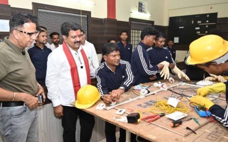 उपमुख्यमंत्री  विजय शर्मा ने पुनर्वास केंद्र दंतेवाड़ा में युवाओं से की मुलाकात