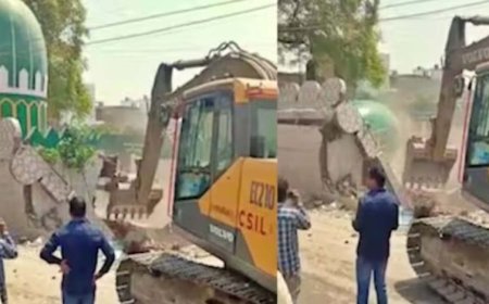 गोरखपुर में जाफर अली शाह मासूम की मजार पर बुलडोजर कार्रवाई, सरकारी जमीन मुक्त कराई