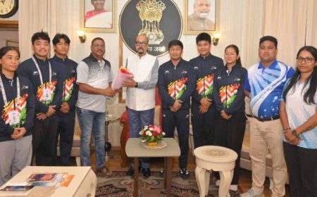 ट्राइबल गेम्स 2026 में शानदार प्रदर्शन, 9 पदक जीतने वाले असम के तैराकों ने राज्यपाल डेका से की मुलाकात