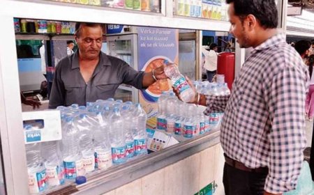 रेलवे स्टेशन पर ठंडे पानी के नाम पर लूट! वेंडर ओवररेट में बेच रहे बोतलें