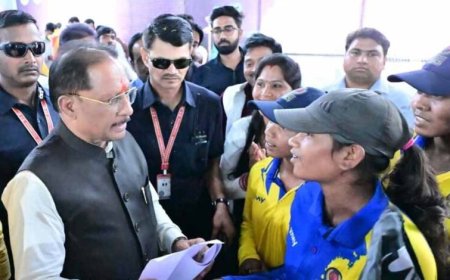इचकेला की बेटियों ने क्रिकेट में रचा इतिहास, मुख्यमंत्री साय ने किया सम्मानित, किट देकर बढ़ाया हौसला