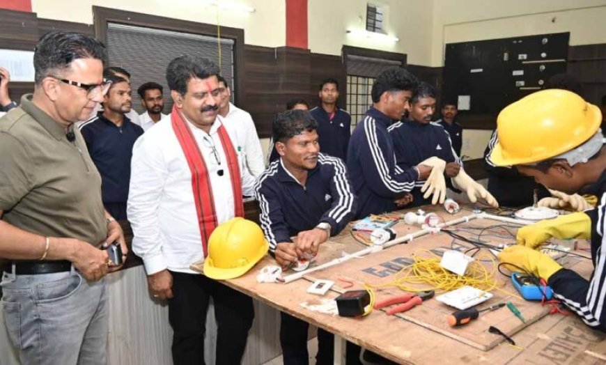 उपमुख्यमंत्री  विजय शर्मा ने पुनर्वास केंद्र दंतेवाड़ा में युवाओं से की मुलाकात