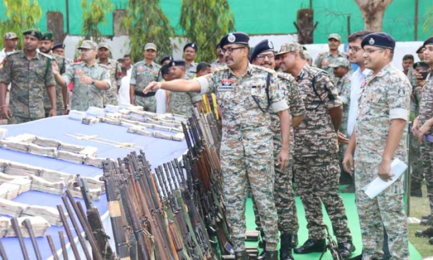 बस्तर में लाल आतंक पर बड़ा वार: 5 जिलों में 35 माओवादियों ने किया सरेंडर, करोड़ों के हथियार जब्त