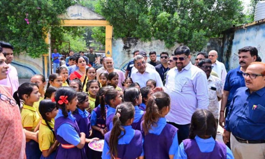 शिक्षा मंत्री गजेन्द्र यादव ने दुर्ग के प्राथमिक विद्यालय का किया निरीक्षण