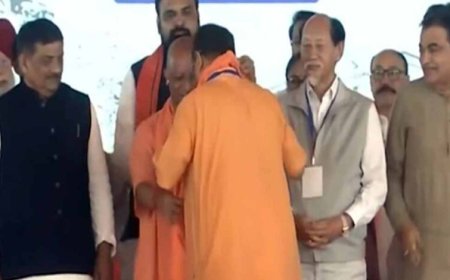 सीएम योगी ने बंगाल के नए मुख्यमंत्री को भगवा अंगवस्त्र पहनाया