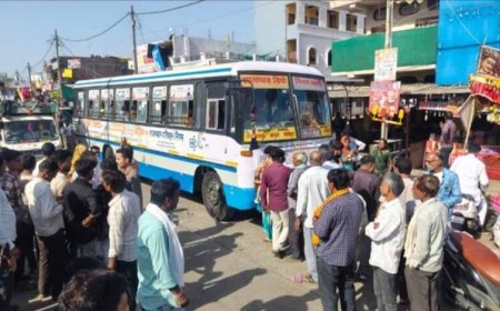 “मेरा गेहूं लौटाओ…” 40 किलो अनाज गायब होने पर सड़क पर बैठा मजदूर, बस रोककर किया हंगामा