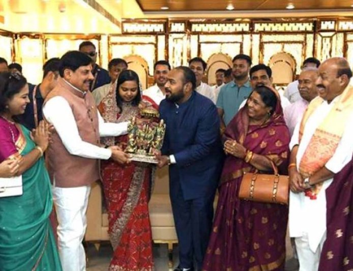 मुख्यमंत्री डॉ. यादव ने केंद्रीय मंत्री डॉ. वीरेंद्र कुमार के पुत्र- पुत्रवधू को दिया सुखद दाम्पत्य जीवन का आशीर्वाद