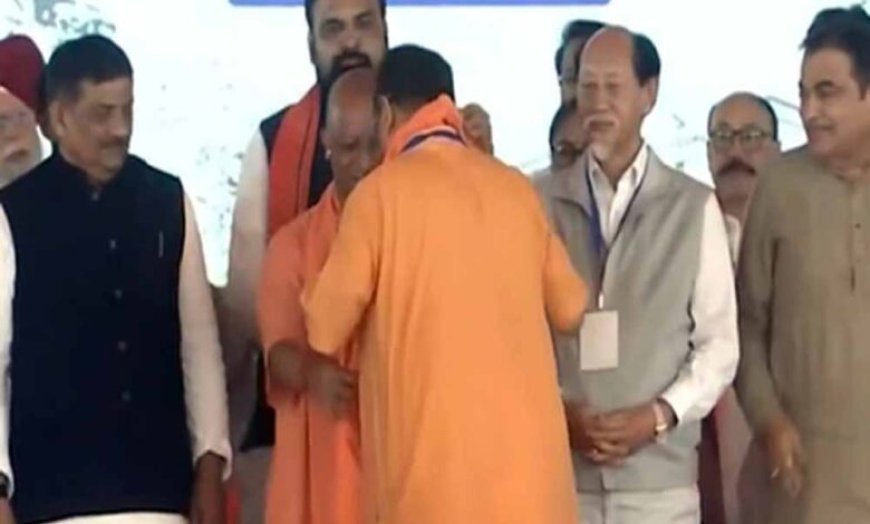 सीएम योगी ने बंगाल के नए मुख्यमंत्री को भगवा अंगवस्त्र पहनाया