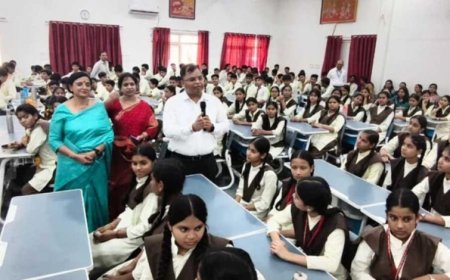 सड़क चौड़ीकरण में घर टूटने पर छात्रा का सवाल, इंदौर कलेक्टर से पूछा- विकास के नाम पर मकान तोड़ना जरूरी है क्या?