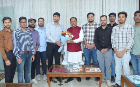 मुख्यमंत्री विष्णुदेव साय ने यूपीएससी प्रारंभिक परीक्षा में सफल ट्राइबल यूथ हॉस्टल के विद्यार्थियों से की मुलाकात