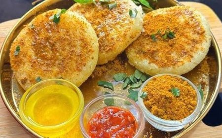 क्रिस्पी थट्टे इडली फ्राई: साउथ इंडियन पोडी मसाले के साथ एक चटपटा नाश्ता रेसिपी