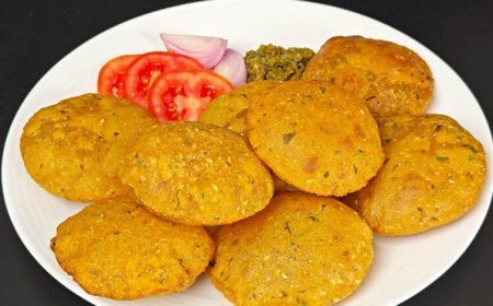 सादी पूड़ी छोड़िए, इस बार बनाएं हलवाई स्टाइल खस्ता आलू-प्याज की पूड़ी, हर कोई करेगा तारीफ