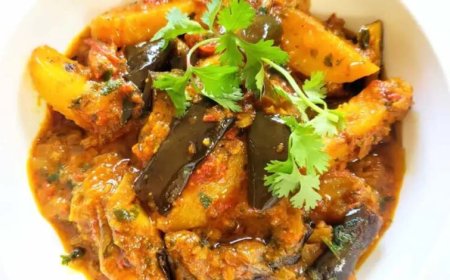 घर पर बनाएं चटपटी बैंगन आलू की सब्जी, रोटी और चावल दोनों के साथ लाजवाब स्वाद