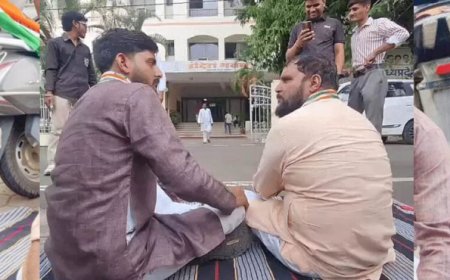 रतलाम से पैदल भोपाल पहुंचे दो कांग्रेस कार्यकर्ता, निष्कासन के विरोध में PCC कार्यालय के बाहर धरने पर बैठे