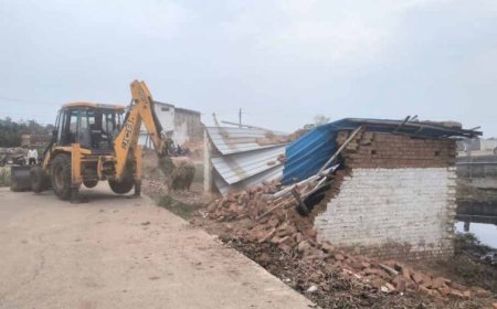 धमतरी में 50 से ज्यादा अवैध घरों को नोटिस, भड़के ग्रामीणों ने राजस्व टीम को घेरा