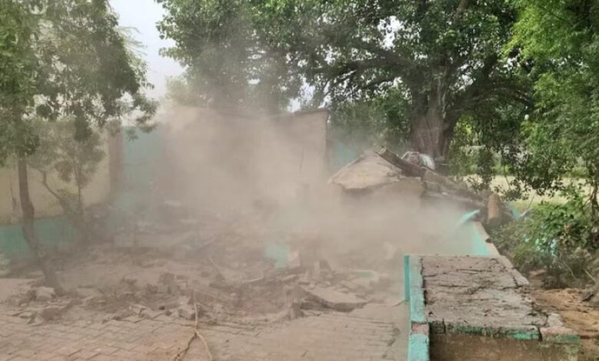 संभल में बुलडोजर एक्शन: खेड़ेश्वर महादेव मंदिर के पास बनी अवैध मजार हटाई गई