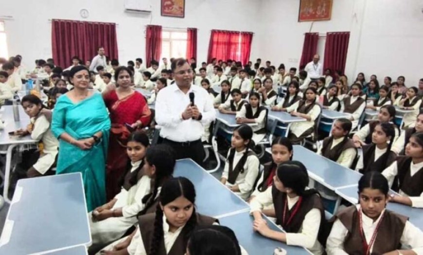 सड़क चौड़ीकरण में घर टूटने पर छात्रा का सवाल, इंदौर कलेक्टर से पूछा- विकास के नाम पर मकान तोड़ना जरूरी है क्या?