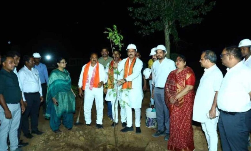 निर्माणाधीन मेडिकल कॉलेज पहुंचे स्वास्थ्य मंत्री जायसवाल, गुणवत्ता और तय समय में काम पूरा करने के दिए निर्देश