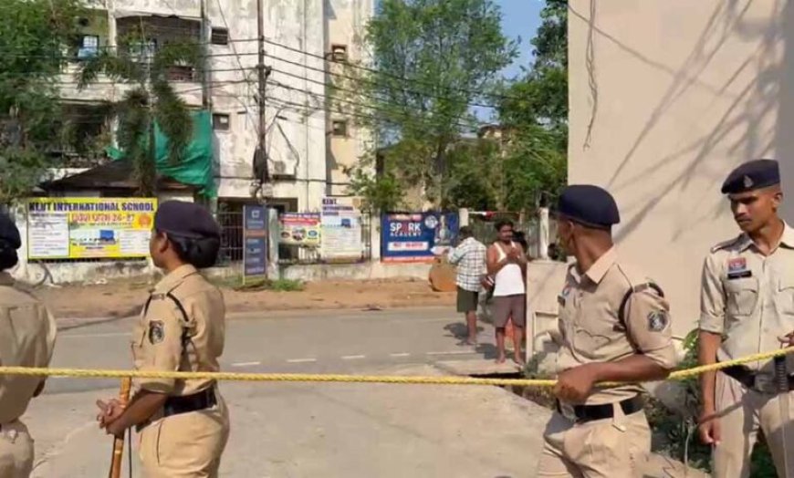 रायपुर के सेंट पॉल स्कूल परिसर में चला बुलडोजर, सामुदायिक भवन की आड़ में चर्च निर्माण का आरोप