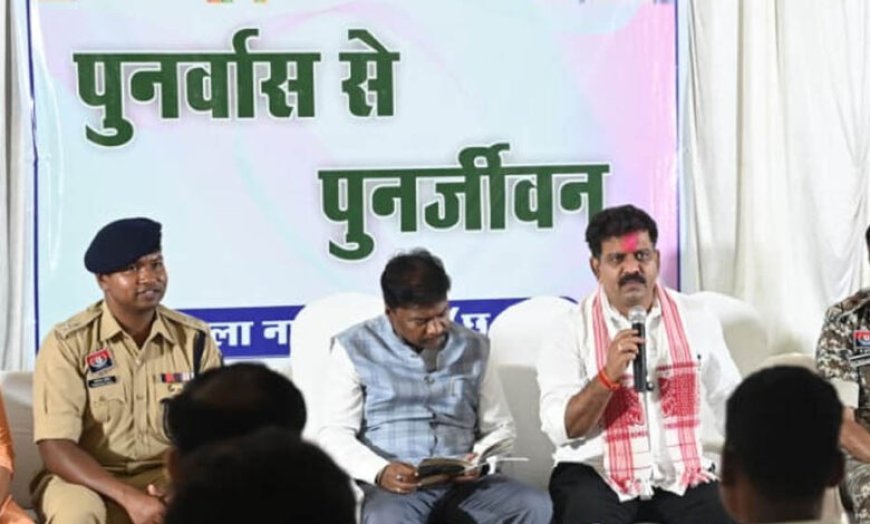 रायपुर : पुनर्वासित युवाओं से मिले उप मुख्यमंत्री विजय शर्मा और वन मंत्री केदार कश्यप