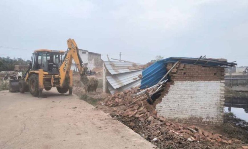 धमतरी में 50 से ज्यादा अवैध घरों को नोटिस, भड़के ग्रामीणों ने राजस्व टीम को घेरा