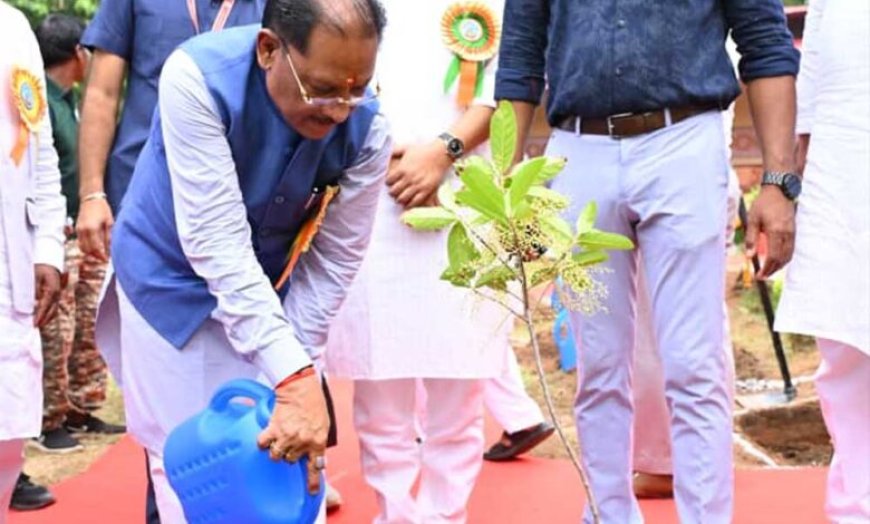 मातृशक्ति एवं प्रकृति के प्रति श्रद्धा का अनुपम संगम : मुख्यमंत्री  विष्णु देव साय ने “राम वाटिका” में किया रुद्राक्ष का पौधारोपण