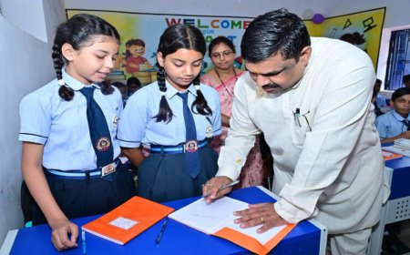 रायपुर : शाला प्रवेशोत्सव: शिक्षा मंत्री गजेन्द्र यादव ने बच्चों संग बैठकर सिखाया पहाड़ा, स्मार्ट क्लास का किया लोकार्पण