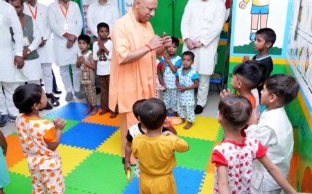 मुख्यमंत्री ने अपने हाथों से बच्चों को परोसा भोजन