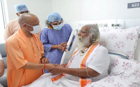 सीएम योगी मेदांता अस्पताल पहुंचे, महंत नृत्य गोपाल दास का जाना हालचाल