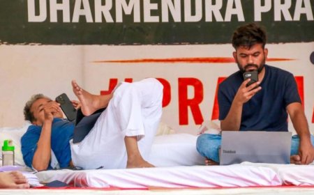 जंतर-मंतर प्रदर्शन में बोले अभिजीत दीपके—सोनम वांगचुक अनुभवी हैं, हम क्यों भूखे रहें