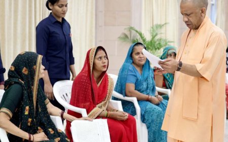 मुख्यमंत्री योगी आदित्यनाथ ने जनता दर्शन में सुनीं फरियादियों की समस्याएं