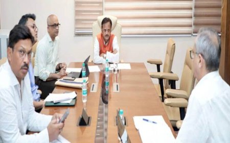 स्वास्थ्य संस्थाओं में गुणवत्तायुक्त दवाओं की समयबद्ध उपलब्धता सुनिश्चित की जाए: उप मुख्यमंत्री शुक्ल