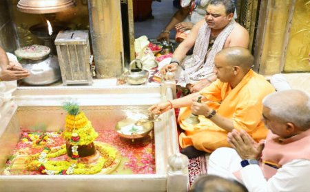 मुख्यमंत्री योगी आदित्यनाथ ने लोकमंगल की कामना के साथ काल भैरव व काशी विश्वनाथ मंदिर में किए दर्शन