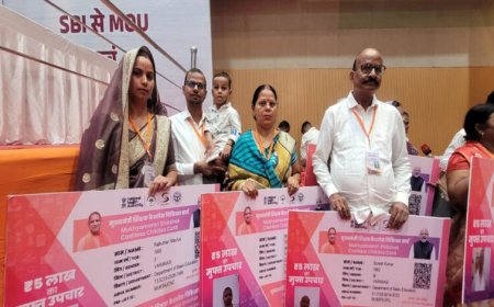 सीएम योगी ने स्वच्छ व हरित विद्यालयों के प्रधानाचार्यों/प्रधानाध्यापकों का किया सम्मान