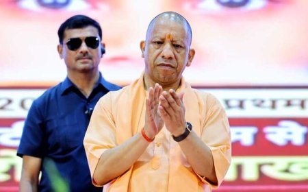 सीएम योगी ने चित्रकूट में योजनाओं के लाभार्थियों को वितरित किए चेक