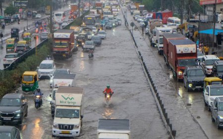 दिल्ली-NCR में बारिश से हाल बेहाल! नोएडा-गुरुग्राम की सड़कें जलमग्न, कई जगह लंबा ट्रैफिक जाम