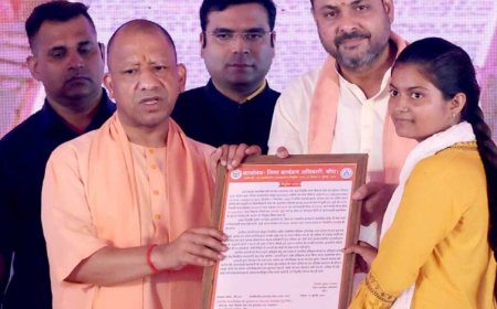 मुख्यमंत्री ने दो महिलाओं को आंगनबाड़ी सहायिका पद के लिए दिए नियुक्ति पत्र