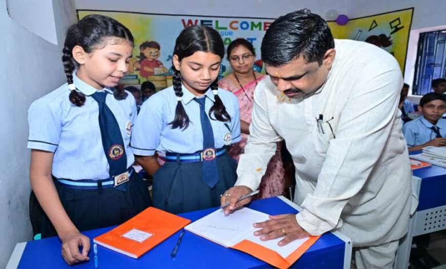 रायपुर : शाला प्रवेशोत्सव: शिक्षा मंत्री गजेन्द्र यादव ने बच्चों संग बैठकर सिखाया पहाड़ा, स्मार्ट क्लास का किया लोकार्पण