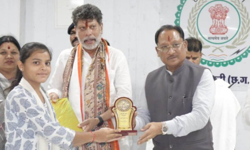 रायपुर : मुख्यमंत्री विष्णुदेव साय ने मेधावी विद्यार्थियों का किया सम्मान