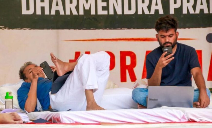 जंतर-मंतर प्रदर्शन में बोले अभिजीत दीपके—सोनम वांगचुक अनुभवी हैं, हम क्यों भूखे रहें