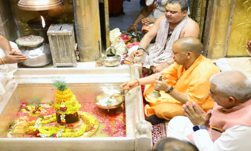 मुख्यमंत्री योगी आदित्यनाथ ने लोकमंगल की कामना के साथ काल भैरव व काशी विश्वनाथ मंदिर में किए दर्शन