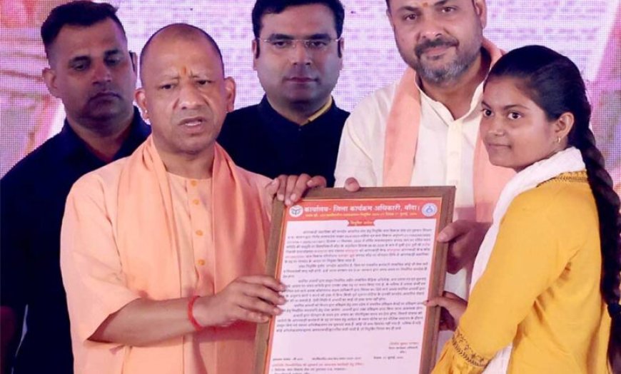 मुख्यमंत्री ने दो महिलाओं को आंगनबाड़ी सहायिका पद के लिए दिए नियुक्ति पत्र