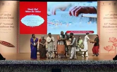 राष्ट्रपति श्रीमती मुर्मु ने महेश्वरी साड़ी बुनाई में उत्कृष्ट योगदान के लिए खरगोन जिले के कमल गौड़ को किया सम्मानित