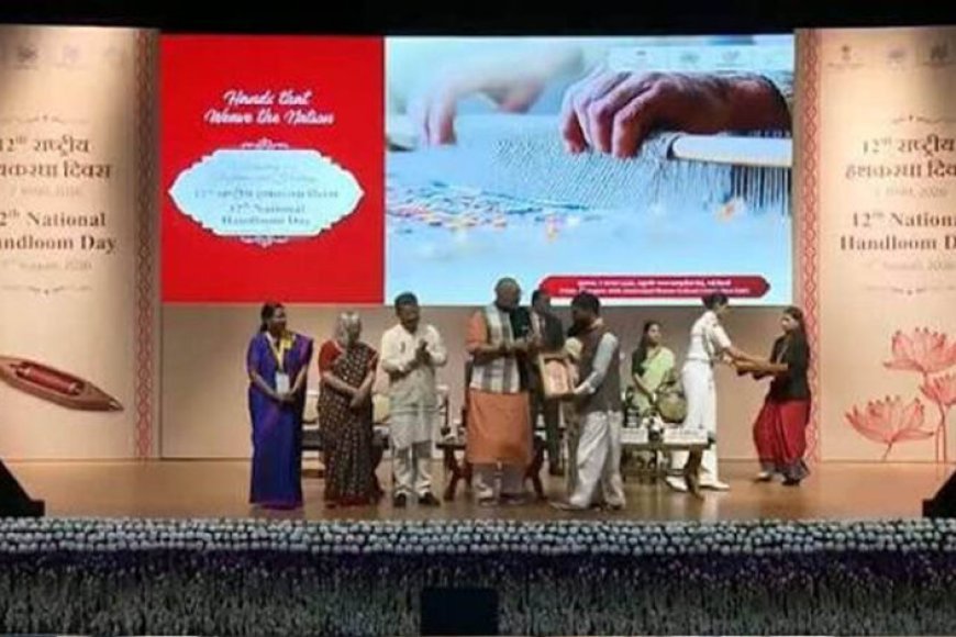 राष्ट्रपति श्रीमती मुर्मु ने महेश्वरी साड़ी बुनाई में उत्कृष्ट योगदान के लिए खरगोन जिले के कमल गौड़ को किया सम्मानित